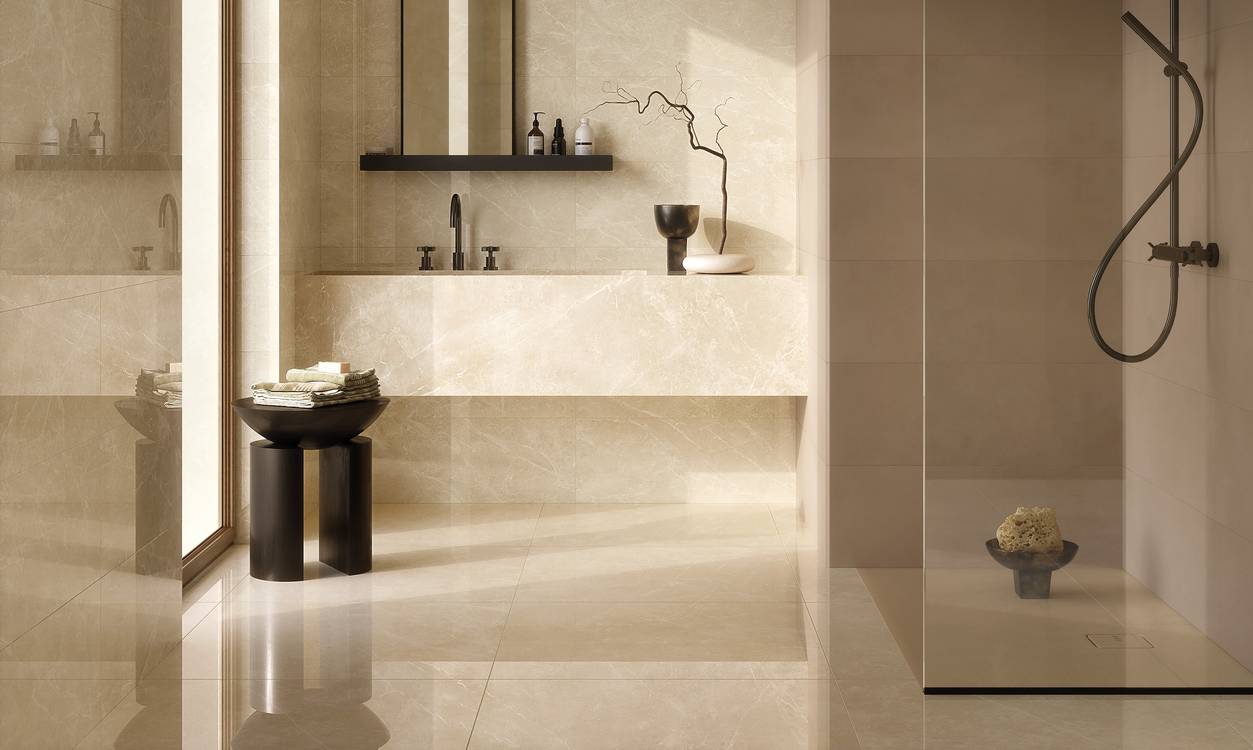 Imagen de ambiente , realizada con baldosas de la colección: ROMA GOLD – BLANCO