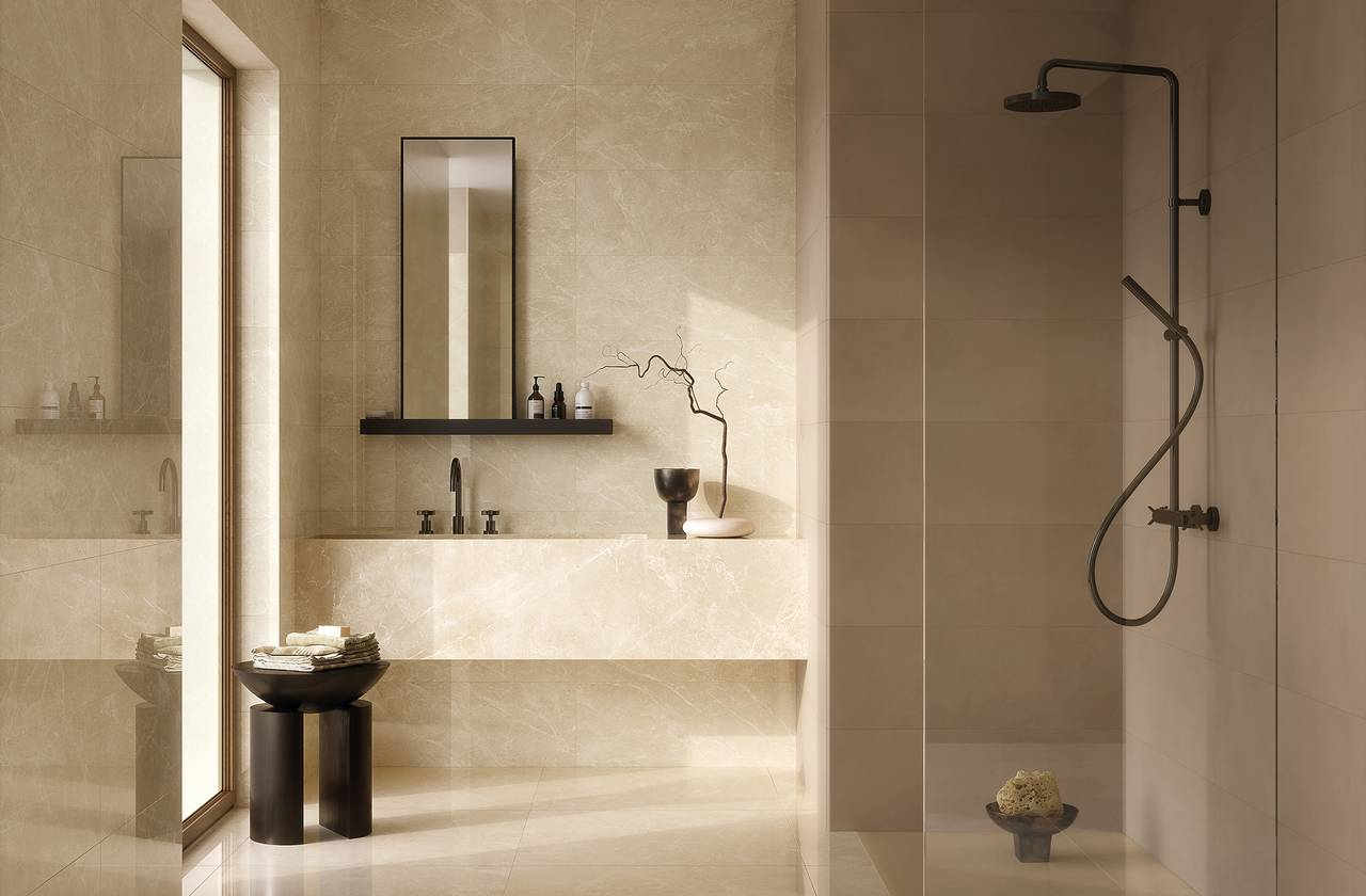 Image d'ambiance Salle de bain, réalisée avec des carreaux de la collection : OLTRE IL MARMO – Beige, Gris