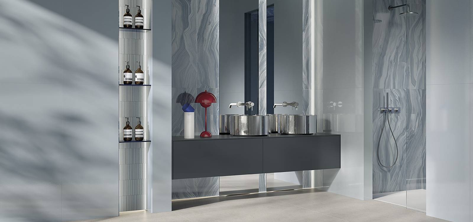 Image d'ambiance Salle de bain, réalisée avec des carreaux de la collection : MATERIA BRILLANTE – Bleu clair, Blanc