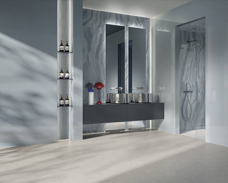 Image d'ambiance Salle de bain, réalisée avec des carreaux de la collection : MATERIA BRILLANTE – Bleu clair, Blanc