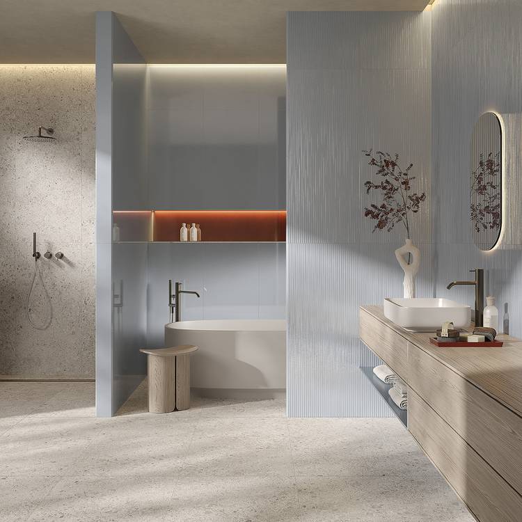 Image d'ambiance Salle de bain, réalisée avec des carreaux de la collection : MATERIA BRILLANTE – Blanc, Bleu clair