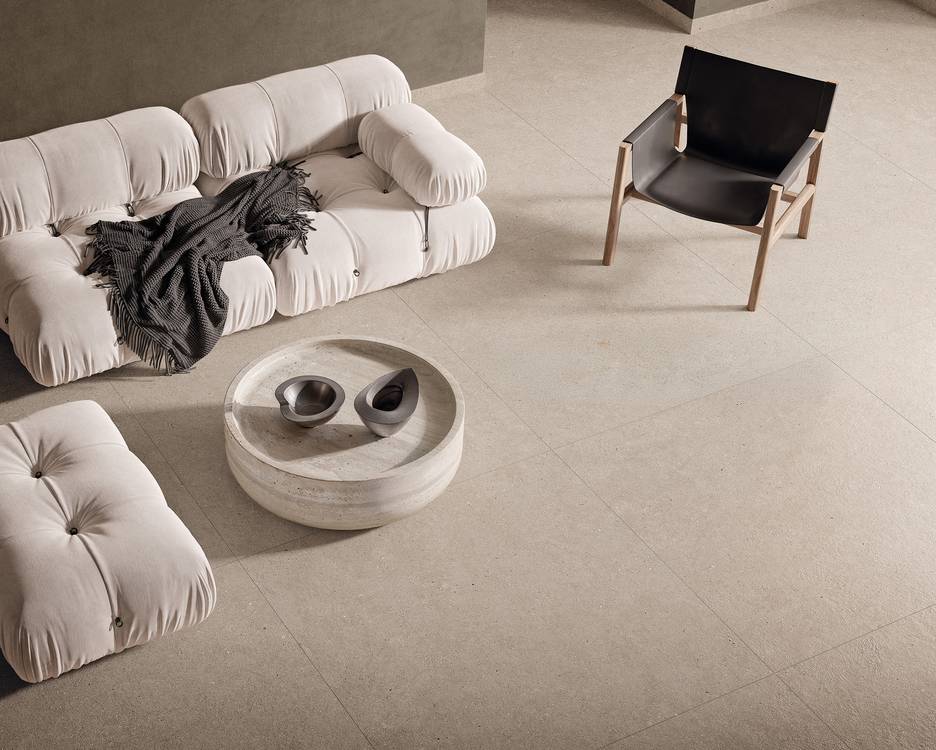 Image d'ambiance Maison, réalisée avec des carreaux de la collection : MATERIA PURA porcelain tiles – Gris