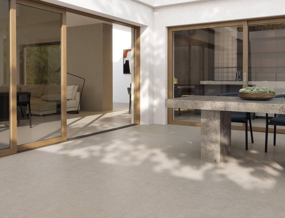 Image d'ambiance De plein air, réalisée avec des carreaux de la collection : MATERIA PURA porcelain tiles – Gris