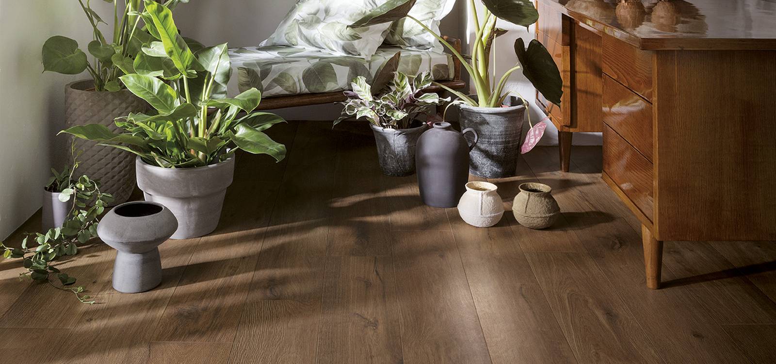 Raumabbildung , gestaltet mit Fliesen aus der Kollektion: ROOTS – BROWN