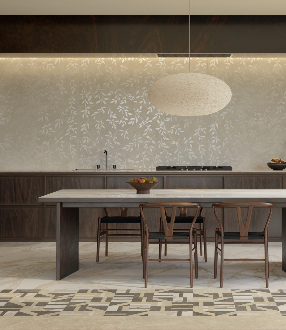 Cucina con rivestimento floreale tono su tono, pavimento effetto marmo con inserti geometrici, arredi in legno scuro e tavolo centrale elegante.