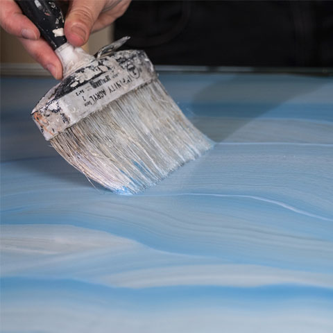 Piastrella decorata verde-grigio con dettagli lucidi irregolari che evocano schegge di luce su fondo strutturato.