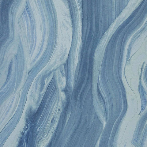 Piastrella decorata con foglie di palma metallizzate blu su fondo grigio opaco, effetto tropicale raffinato e moderno.