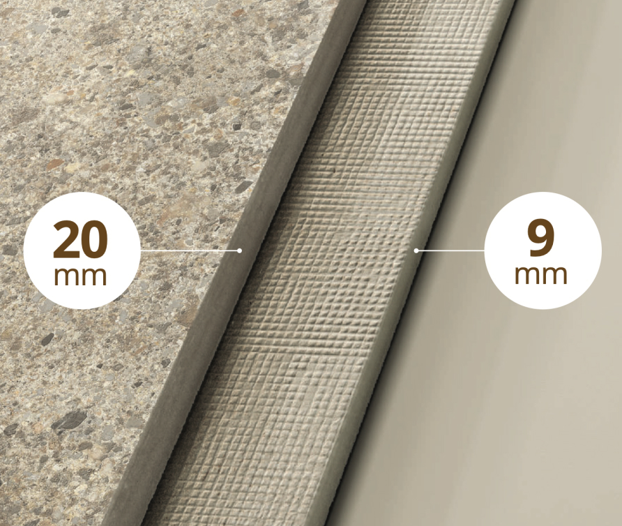 Sistema di livellamento per piastrelle ceramiche beige: inserimento cuneo, regolazione e serraggio per una posa perfetta.