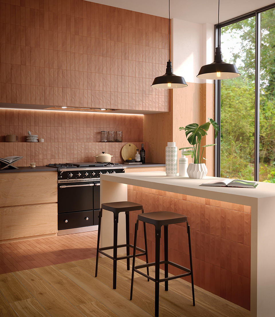 Cucina luminosa con rivestimento in piastrelle giallo miele Vento del Sud, mobili in legno e ampio affaccio sulla natura mediterranea.