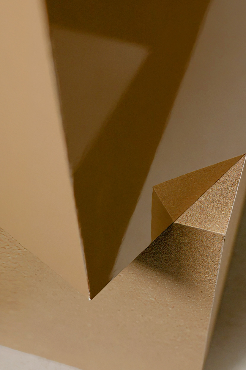 Sala storica con installazione di colonne ceramiche specchiate sfumate, riflessi di luce dorata e soffitto ligneo decorato.