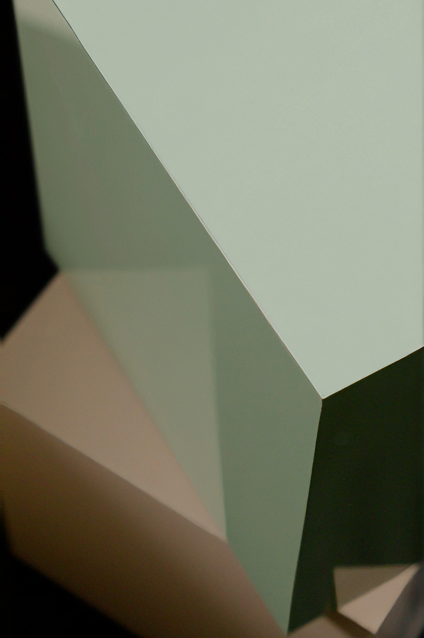 Dettaglio campioni ceramici esposti su basamento specchiato con scritta Japandi, superfici materiche e riflettenti.