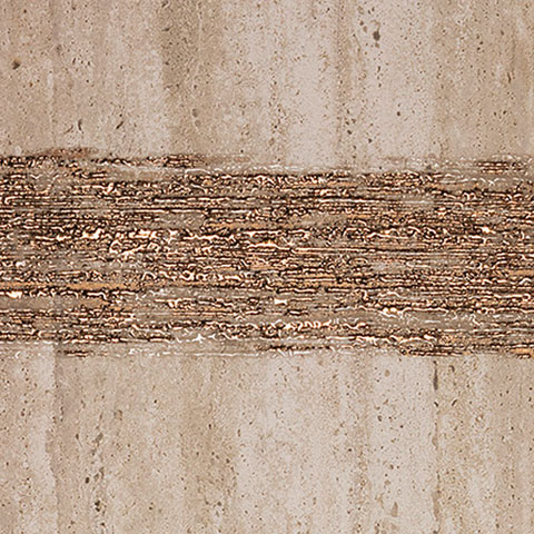 Decoro ceramico artistico con foglia rossa dipinta su fondo beige, effetto materico e pittorico a rilievo.