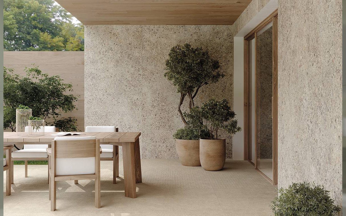 Design biofilico: materiali naturali e gres porcellanato negli interni contemporanei
