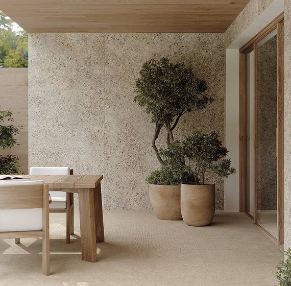 Biophilic design: natural materials and porcelain stoneware in contemporary interiors