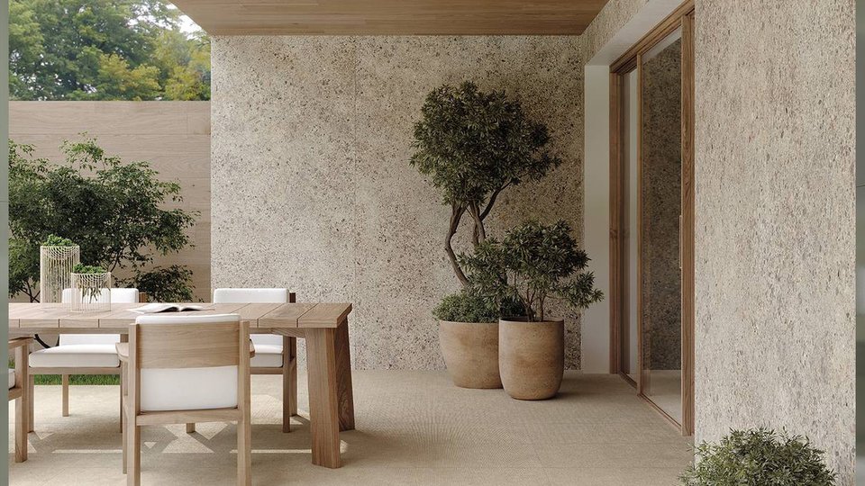 Design biofilico: materiali naturali e gres porcellanato negli interni contemporanei