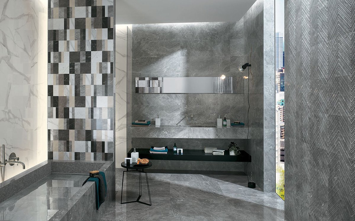 Fliesen mit Texturen mit Materialcharakter und glänzende Oberflächen für das Badezimmer
