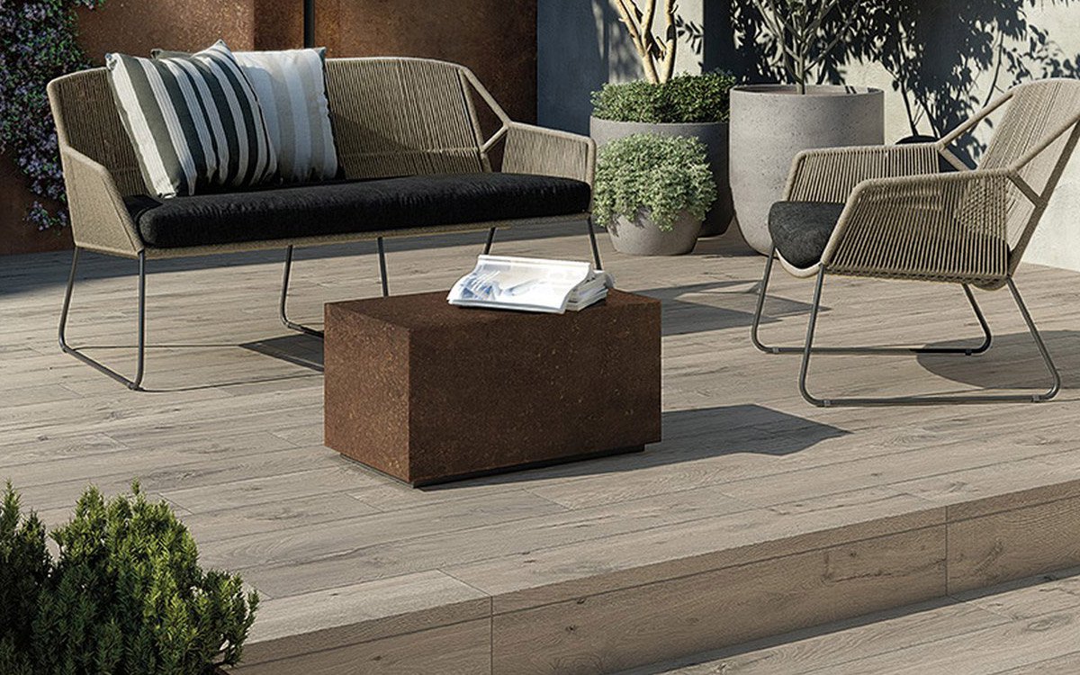 Porcelain stoneware for outdoors