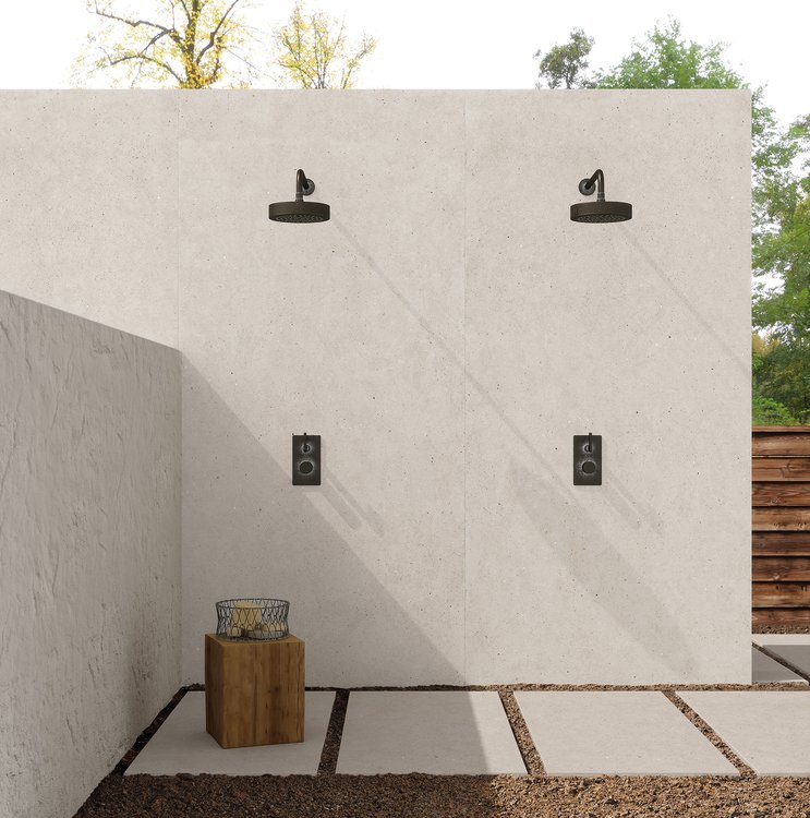 Raumabbildung Draussen, gestaltet mit Fliesen aus der Kollektion: MATERIA PURA porcelain tiles – WEISS