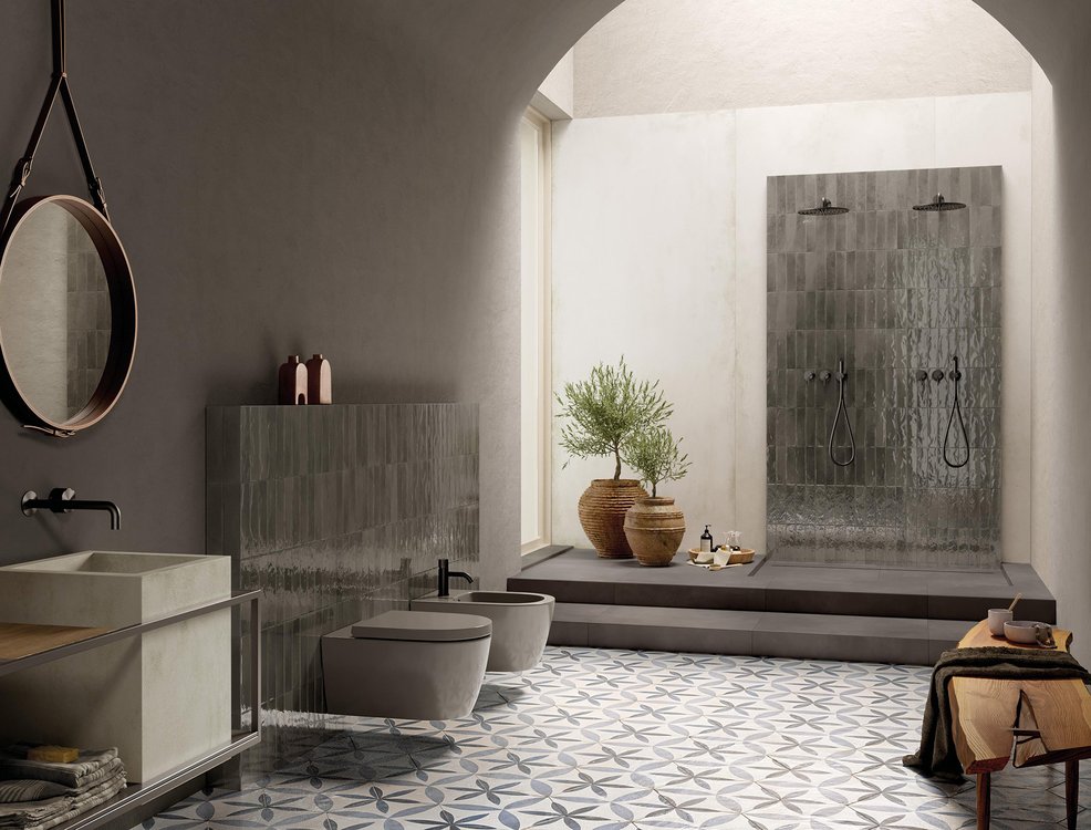 Immagine ambiente Bagno, realizzato con piastrelle della collezione: GLIM - Bianco, Grigio