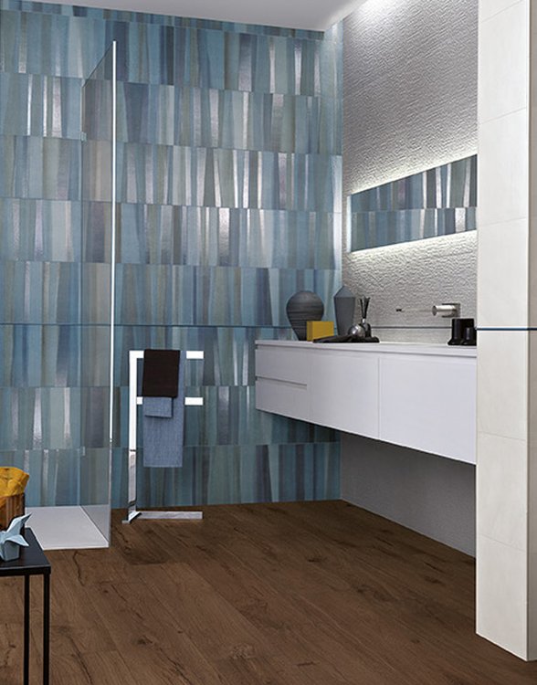 Immagine ambiente , realizzato con piastrelle della collezione: DECO&MORE - Blu, Marrone