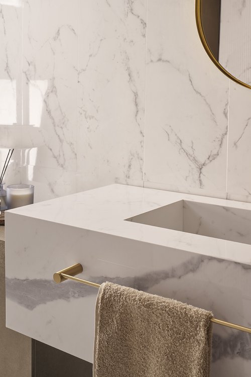 Immagine ambiente , realizzato con piastrelle della collezione: OLTRE IL MARMO - Bianco