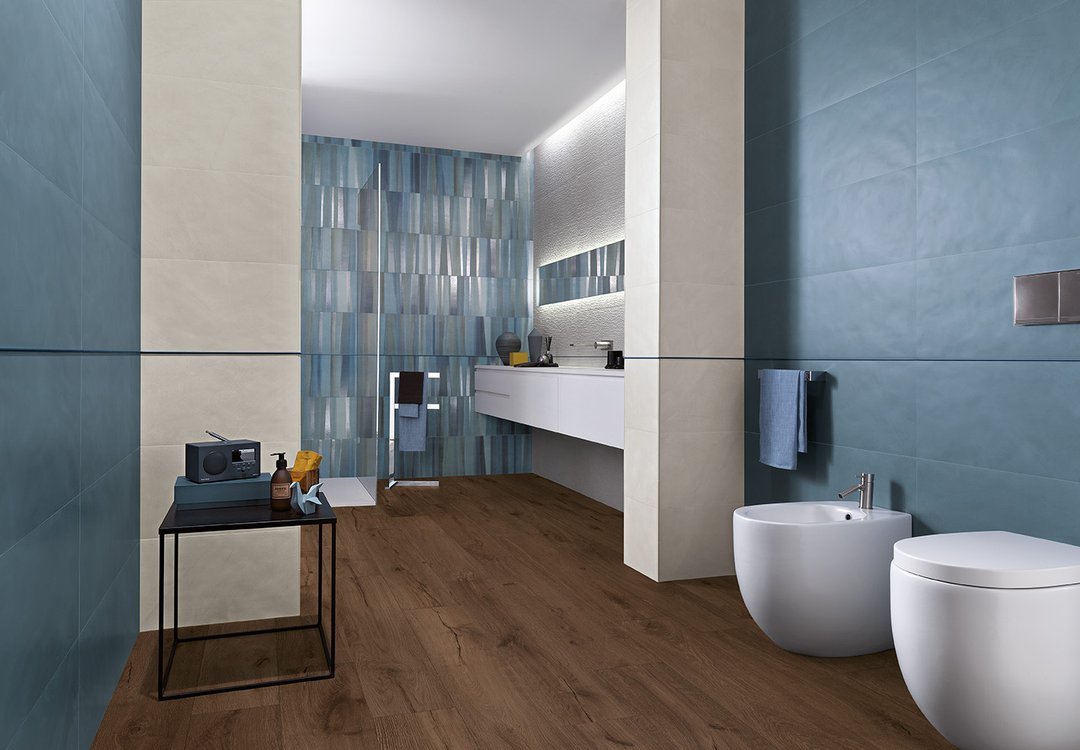 Immagine ambiente Bagno, realizzato con piastrelle della collezione: DECO&MORE - Blu, Marrone