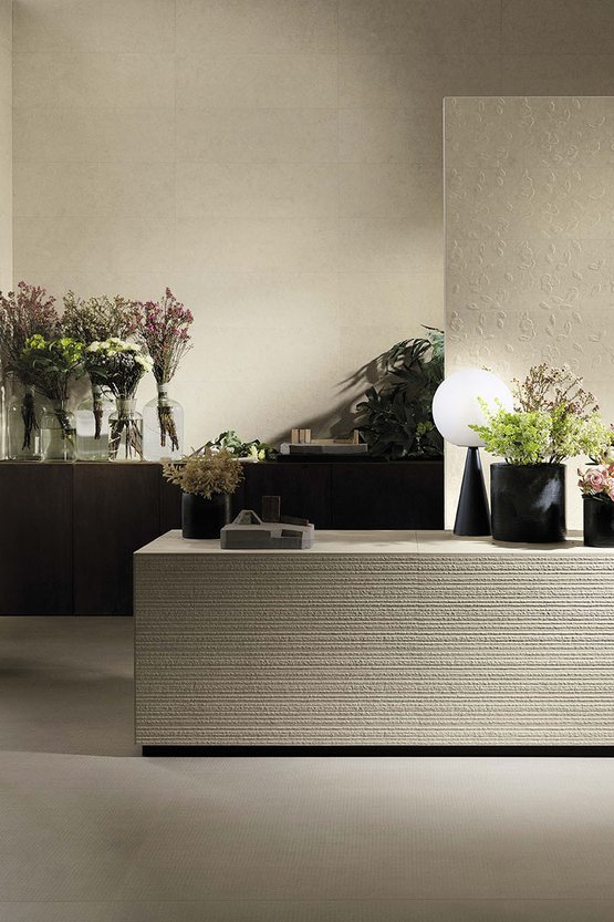 Image d'ambiance Contrat, réalisée avec des carreaux de la collection : LUMINA STONE – Beige LUMINA STONE