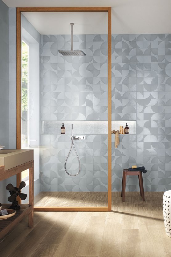 Image d'ambiance Salle de bain, réalisée avec des carreaux de la collection : MAT&MORE – Bleu clair, Beige MAT&MORE