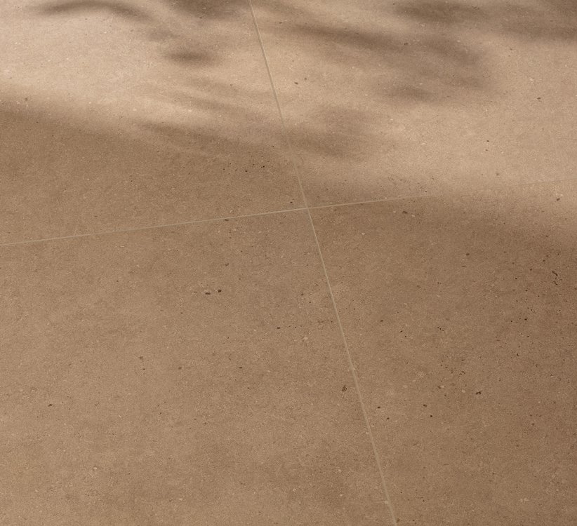Raumabbildung , gestaltet mit Fliesen aus der Kollektion: MATERIA PURA porcelain tiles – BEIGE