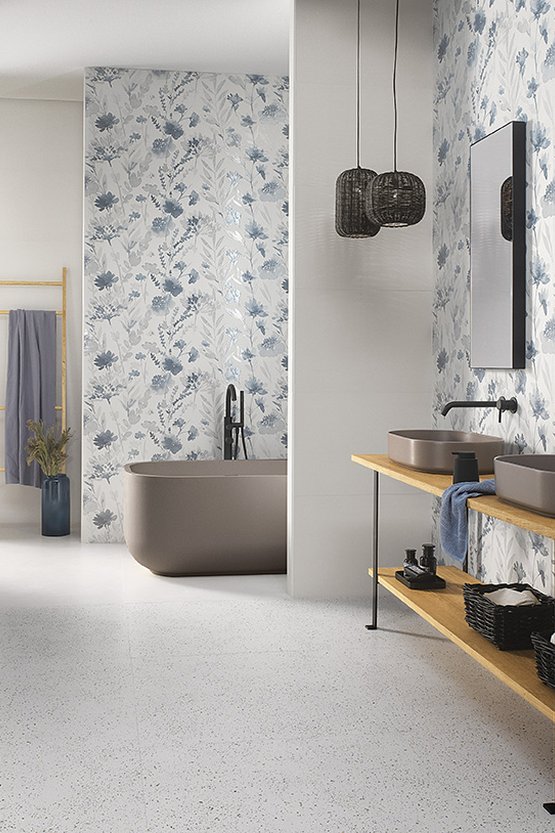 Image d'ambiance Salle de bain, réalisée avec des carreaux de la collection : MILANO MOOD – Gris, Bleu clair, Blanc MILANO MOOD