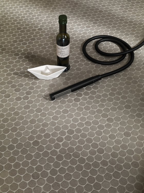 Raumabbildung , gestaltet mit Fliesen aus der Kollektion: SUMMER – GRAU