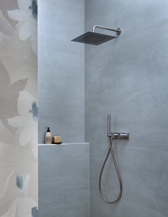 Imagen de ambiente , realizada con baldosas de la colección: YLICO – GRIS, Azzurro