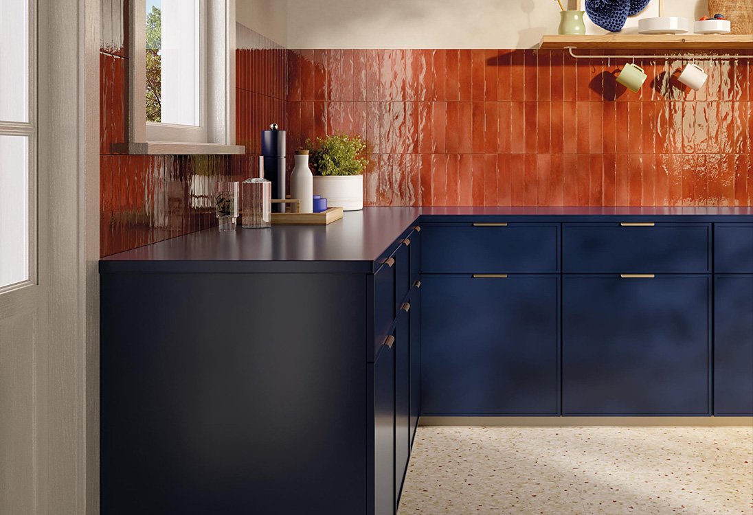 Raumabbildung Küche, gestaltet mit Fliesen aus der Kollektion: GLIM – Red, BEIGE